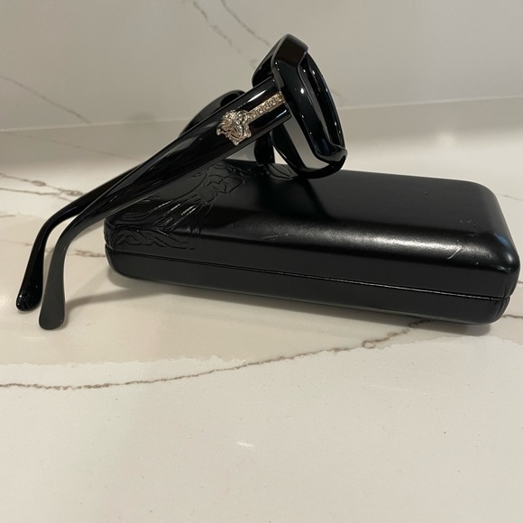 VERSACE EUC gloss black, gray lens sunglasses & case, dust wipe. - Picture 3 of 4